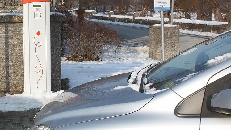 Die Elektro-Ladestation auf dem Parkplatz der Staffelsteiner Obermain-Therme wird inzwischen häufiger genutzt. Von Fahrern mit Benzin- oder Dieselfahrzeugen wird sie jedoch nicht blockiert. Foto: Matthias Einwag
