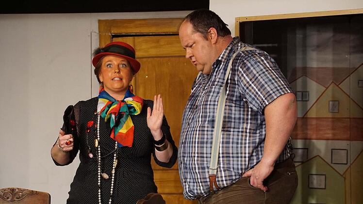 Jane Lindenmann in der Rolle der eifersüchtigen Geschäftsführer-Gattin neben Peter Fees.  Foto: Pascale Ferry