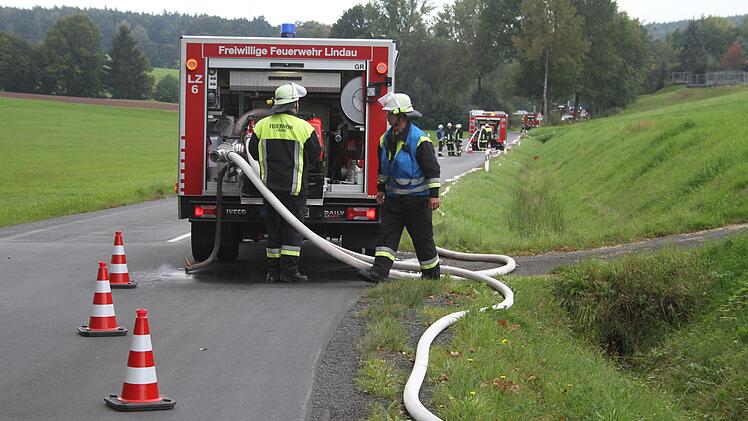 Die Wasserversorgung war eine echte Herausforderung. Denn die Feuerwehren legten vom Löschteich in Maierhof eine Leitung bis zum Tierheim und überbrückten so hunderte von Metern.Sonny Adam