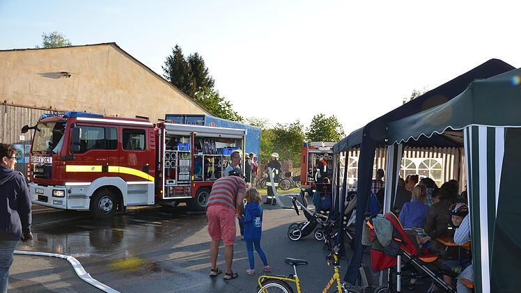 Der Festplatz vor der Vereinshalle gehörte ebenso zum Übungsraum: Aus dem daneben liegenden "Draaglouch" (dem Gauaschacher Feuerwehrteich) wurde das Wasser entnommen und über 370 Meter Schlauchleitung zur Ranch transportiert. Foto: Jana Keul