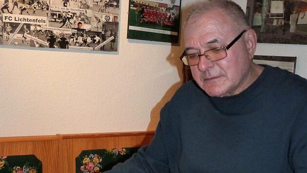 Der Neuenmarkter Roland G&ouml;tschel geh&ouml;rt zu den erfolgreichsten Fu&szlig;ball-&Uuml;bungsleitern in Oberfranken. Vor 50 Jahren startete er seine Trainerkarriere bei seinem Heimatverein FC Neuenmarkt. Foto: Werner Rei&szlig;aus