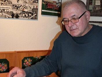 Der Neuenmarkter Roland Götschel gehört zu den erfolgreichsten Fußball-Übungsleitern in Oberfranken. Vor 50 Jahren startete er seine Trainerkarriere bei seinem Heimatverein FC Neuenmarkt. Foto: Werner Reißaus