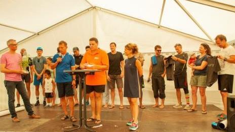 Wie gewohnt moderierte Christopher Fleith (orange) die Siegerehrung. privat