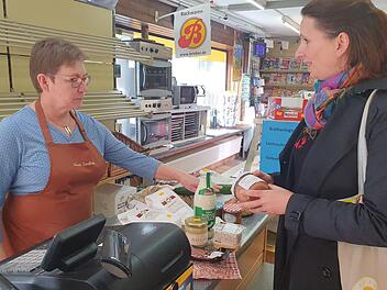 Corinna Brauer (rechts) bei Notburga Taschner im Dorfladen in Aufseß Foto: Carmen Schwind