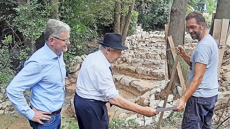 Bürgermeister Wolfgang Möhrlein (l.) macht sich ein Bild vor Ort.