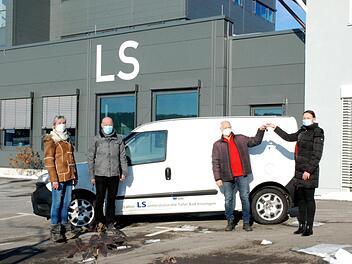 Die beiden Geschäftsführenden LS-Direktoren, Sabine Fingerhut-Heinemann und Dr. Jürgen Balles , übergeben das Fahrzeug an die Tafel Bad Kissingen.