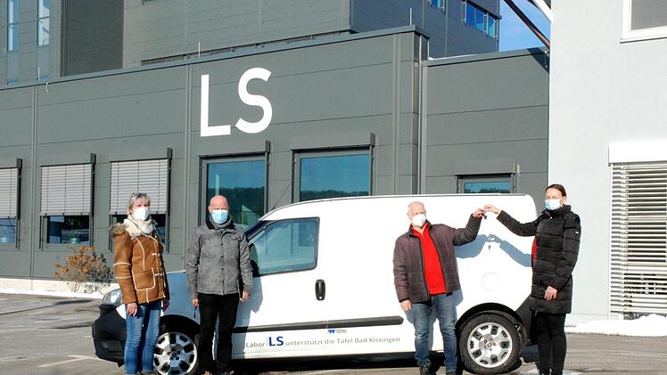 Die beiden Geschäftsführenden LS-Direktoren, Sabine Fingerhut-Heinemann und Dr. Jürgen Balles , übergeben das Fahrzeug an die Tafel Bad Kissingen.