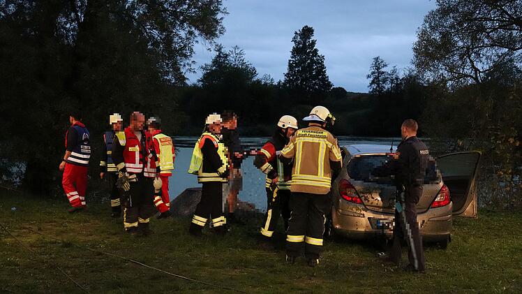 Auto aus Baggersee gezogen: Fahrer kann nur tot geborgen werden