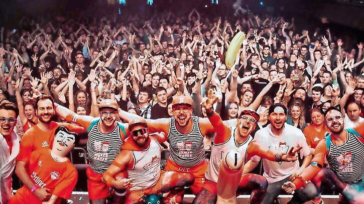 Katerstimmung? Naja, vielleicht am Morgen danach. Was M&uuml;tze Katze am Abend bietet, l&auml;sst die Fans schnurren.