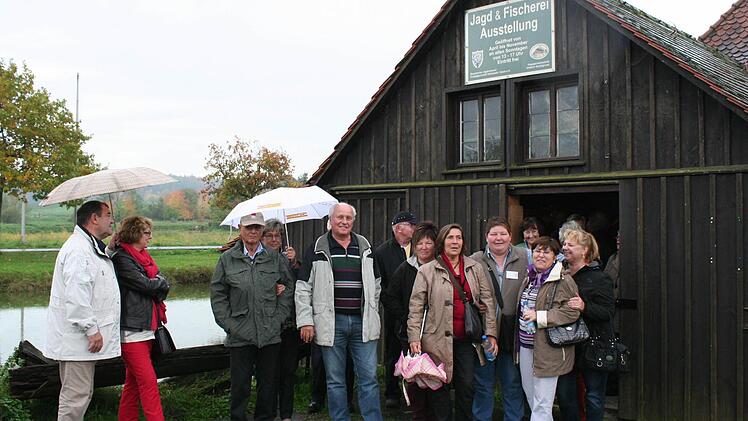 Karpfenland-Reiseleiterin Mirjam Wellein (Vierte von rechts) verstand es vorzüglich, ihre Gruppe bei Laune zu halten.