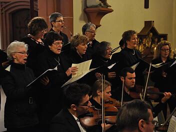 Die Frauen stellten ihr Können unter Beweis: Der Projektchor wurde bei seinem Konzert in der Hammelburger Stadtpfarrkirche musikalisch unterstützt vom Kammerorchester Hubert aus Bayreuth und drei Solistinnen. Foto: Peter Klopf