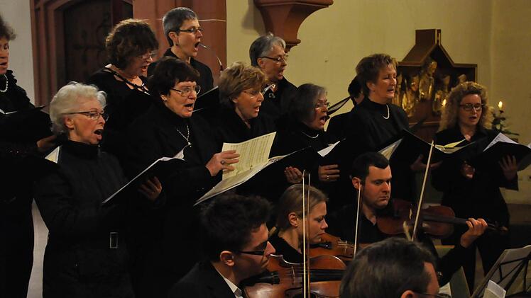 Die Frauen stellten ihr Können unter Beweis: Der Projektchor wurde bei seinem Konzert in der Hammelburger Stadtpfarrkirche musikalisch unterstützt vom Kammerorchester Hubert aus Bayreuth und drei Solistinnen. Foto: Peter Klopf