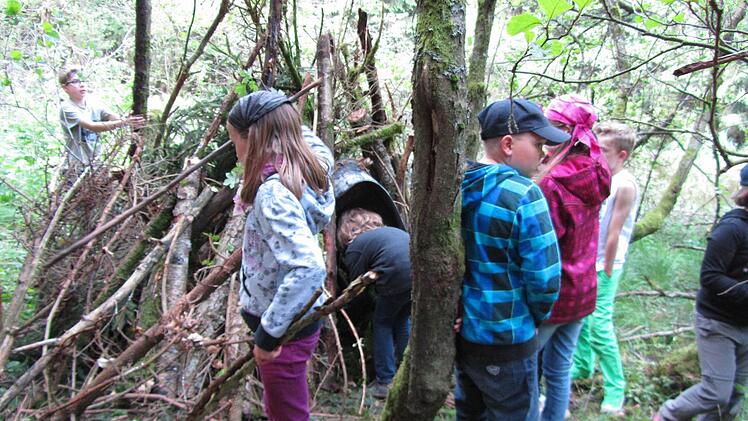Mit Feuereifer waren die Kinder bei der Sache.  Foto: Forstbetrieb