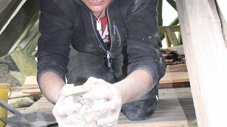 Beim Ausräumen des Schutts ist viel Handarbeit gefragt. Fotos: Ralf Ruppert