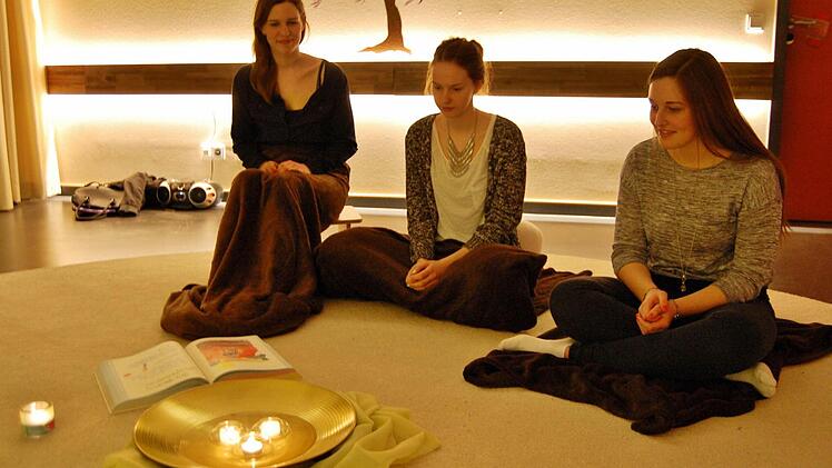 Die am Projekt beteiligten Schülerinnen (von links) Sophie Schuhmann, Franziska Seidl und Ulrike Storch beim Meditieren im Raum der Stille. Foto: Sigismund von Dobschütz