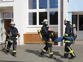 Die vermisste Edeltraud Laaber wird von der Feuerwehr ins Freie geschafft. Foto: Matthias Beetz