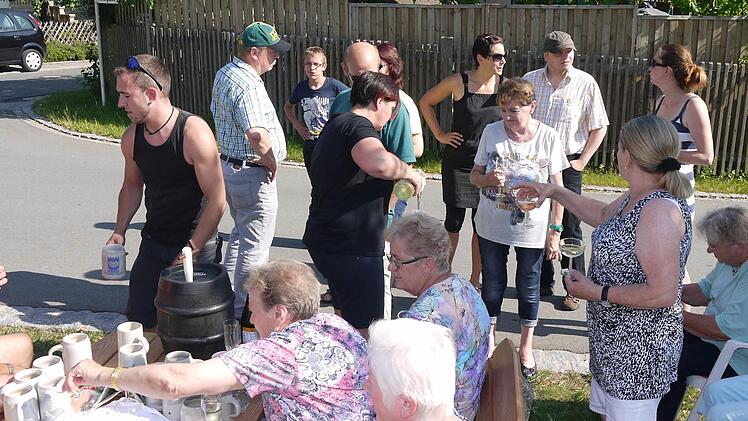 Mit einem Umtrunk haben die Bürger von Lahm und Pülsdorf ihre Bronzemedaille im Wettbewerb "Unser Dorf hat Zukunft, unser Dorf soll schöner werden" gefeiert. Foto: Berthold Köhler