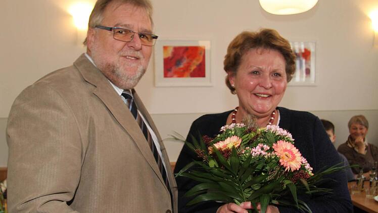 Dankeschön an die lanegjährige Leitern Pia Schmidt: Geschäftsführer Karl-Heinz Kuch überreicht Blumen. Foto: Sonja Adam
