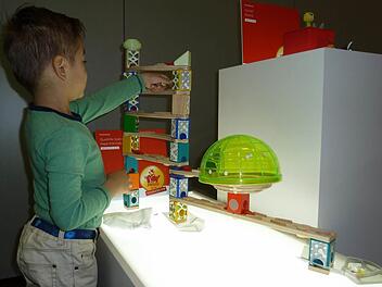 Der kleine Santino spielt am Rande der Pressekonferenz in Nürnberg mit einer Kugelbahn, die für den Toy-Award nominiert ist. Foto: M. Litzlfelder