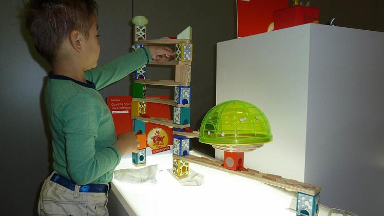 Der kleine Santino spielt am Rande der Pressekonferenz in Nürnberg mit einer Kugelbahn, die für den Toy-Award nominiert ist. Foto: M. Litzlfelder