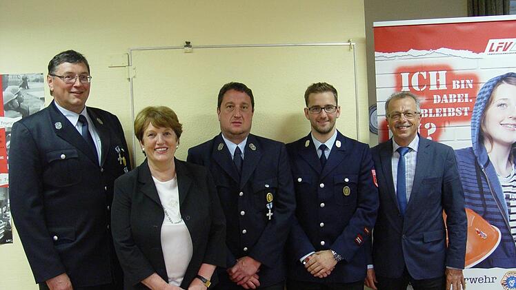 Auch zwei Volkerser Feuerwehrkameraden erhielten Auszeichnungen (von links): Arnold Brust, Bürgermeisterin Brigitte Meyerdierks, Oliver Brust, Kommandant Christian Kötzner und stellvertretender Landrat Emil Müller. Foto: Brigitta Kempe-Wolf