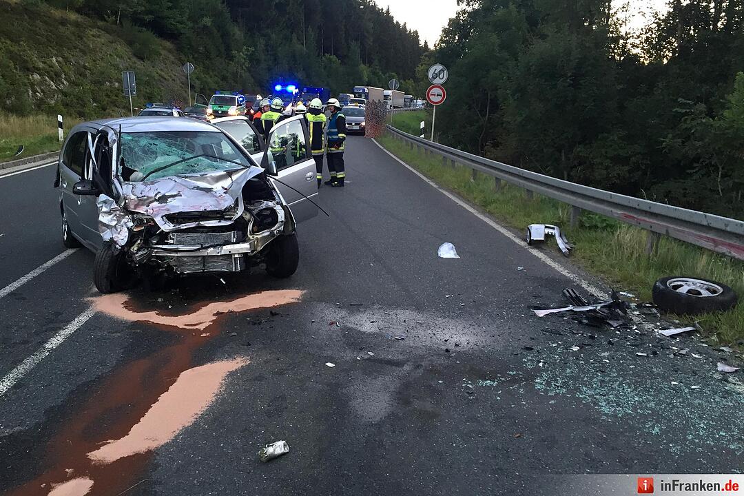 Unfall auf der B303: Ein Toter, mehrere Schwerverletzte