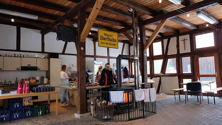 Ein Glück war es, dass die Markthalle für Frierende einen warmen Holzofen bereithielt.  Fotos: Gerd Schaar