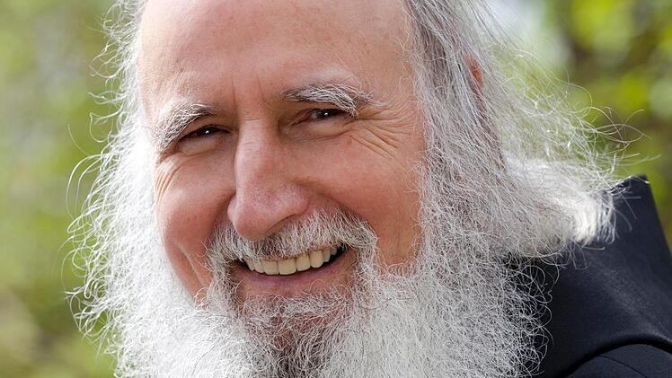 Der Benediktinerpater Anselm Grün will nicht den Moralapostel spielen. Im Interview spricht er über die Sehnsucht nach Liebe, Herzschmerz und ... Foto: Vier-Türme-Verlag