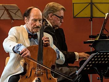 Der in Coburg aufgewachsene Cellist gestaltete ein Konzert zu seinem 80. Geburtstag im Haus Contakt. Dabei trat er als Solist gemeinsam mit dem Pianisten Hans-Dieter Bauer auf und dirigierte zudem das Collegium musicum, dessen Gründungsmitglied er 1953 war.Foto:  Jochen Berger