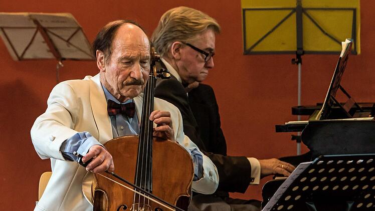 Der in Coburg aufgewachsene Cellist gestaltete ein Konzert zu seinem 80. Geburtstag im Haus Contakt. Dabei trat er als Solist gemeinsam mit dem Pianisten Hans-Dieter Bauer auf und dirigierte zudem das Collegium musicum, dessen Gründungsmitglied er 1953 war.Foto:  Jochen Berger