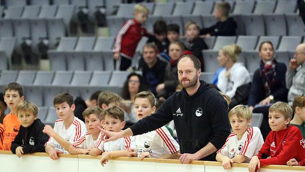 NLZ-Cheftrainer Markus Fischer feierte mit seinen Jungs von der U 13 am Samstag im Auftaktspiel einen Achtungserfolg gegen die SpVgg Greuther F&uuml;rth (4:4). Danach waren die Talente des gastgebenden FC Coburg allerdings gegen den Bundesliga-Nachwuchs chancenlos, verkauften sich aber teuer. Fotos: Timo Geldner