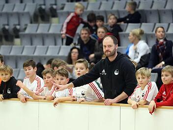 NLZ-Cheftrainer Markus Fischer feierte mit seinen Jungs von der U 13 am Samstag im Auftaktspiel einen Achtungserfolg gegen die SpVgg Greuther Fürth (4:4). Danach waren die Talente des gastgebenden FC Coburg allerdings gegen den Bundesliga-Nachwuchs chancenlos, verkauften sich aber teuer. Fotos: Timo Geldner