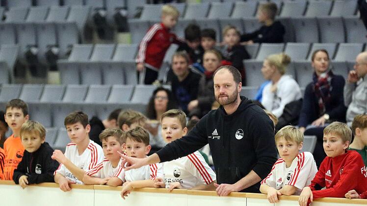 NLZ-Cheftrainer Markus Fischer feierte mit seinen Jungs von der U 13 am Samstag im Auftaktspiel einen Achtungserfolg gegen die SpVgg Greuther Fürth (4:4). Danach waren die Talente des gastgebenden FC Coburg allerdings gegen den Bundesliga-Nachwuchs chancenlos, verkauften sich aber teuer. Fotos: Timo Geldner
