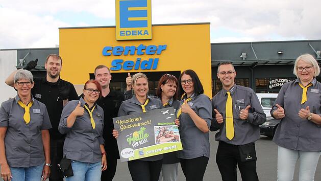 Das E-Center Kulmbach hat gewonnen:  einen Betriebsausflug  auf  die Mittelmeerinsel  Mallorca für die ganze Belegschaft. Darüber freuen sich Firmenchef Michael Seidl (Zweiter von rechts) und seine Mitarbeiter. Foto: Stephan Tiroch