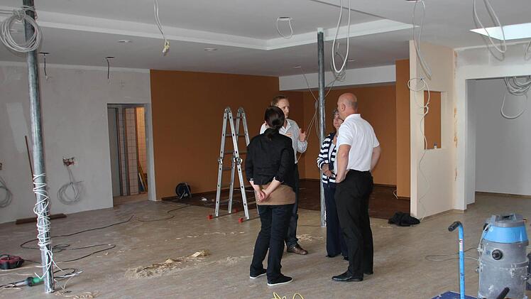Auf der linken Seite wird künftig die Metzgerei zu finden sein, rechts die Bäckerei. Der braune Bereich soll bestuhlt werden.
