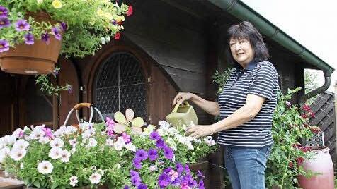 Uschi Trapper (63) ist besonders stolz auf die Blumenpracht in ihrem Garten im Katzbachtal.