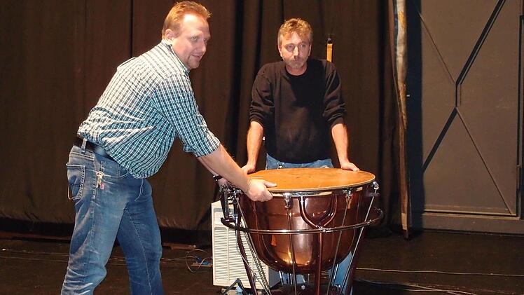 Thomas Fröbe (links, MBS) und Hausmeister Volker Brasch