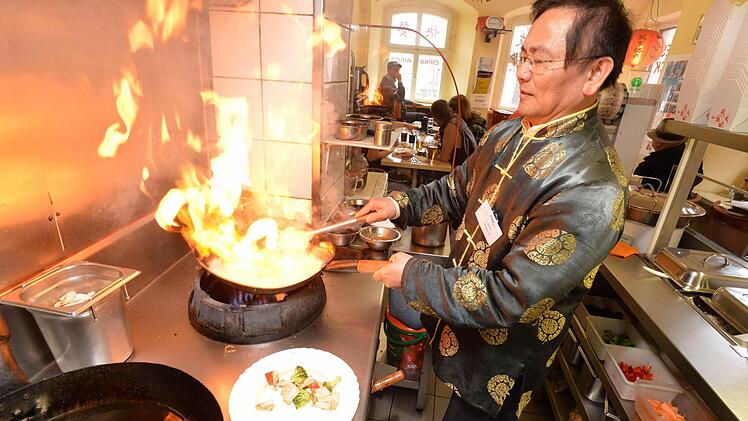 In China-Fan-Imbiss greift You Xie gelegentlich zur Pfanne. Künftig will er auch im Bamberger Rathaus mitmischen. Foto: Ronald Rinklef