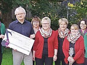 Lebenshilfe-Geschäftsführer Wolfgang Palm freute sich über die großherzige Spende der Singgruppe "Cantate Nova" aus Teuschnitz. Foto: Heike Schülein