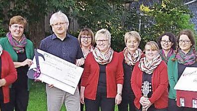 Lebenshilfe-Geschäftsführer Wolfgang Palm freute sich über die großherzige Spende der Singgruppe "Cantate Nova" aus Teuschnitz. Foto: Heike Schülein