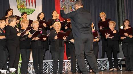 Der Frauenchor der "Sängerlust Eltmann" bei seinen Evergreens mit Dirigent Armin Müller.