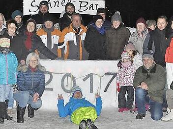 Die ebenso winterliche wie traditionelle Schneebar zog in Wachholder einmal mehr Groß und Klein an. Foto: Karl Heinz Weber