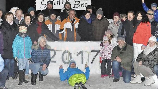 Die ebenso winterliche wie traditionelle Schneebar zog in Wachholder einmal mehr Groß und Klein an. Foto: Karl Heinz Weber