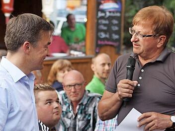 Hans Gareis überreichte Bürgermeister Jens Korn (l.) - wie am gleichen Tag auch Ministerpräsidenten Horst Seehofer in Kulmbach - eine Karte vom Frankenwald mit jetziger Ansicht und einer Fotomontage, wie es in einigen Jahren mit abgestorbenen Fichten aussehen würde.  Foto: M. Wunder