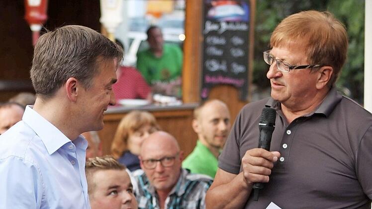 Hans Gareis überreichte Bürgermeister Jens Korn (l.) - wie am gleichen Tag auch Ministerpräsidenten Horst Seehofer in Kulmbach - eine Karte vom Frankenwald mit jetziger Ansicht und einer Fotomontage, wie es in einigen Jahren mit abgestorbenen Fichten aussehen würde.  Foto: M. Wunder