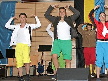 Ein Hauch von Chippendales: die Männertanzgruppe des Abitur-Jahrgangs  Foto: Stephan Stöckel