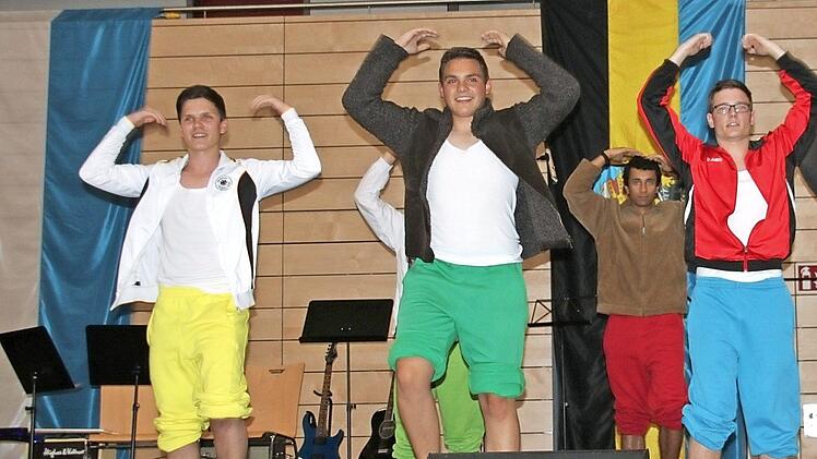 Ein Hauch von Chippendales: die Männertanzgruppe des Abitur-Jahrgangs  Foto: Stephan Stöckel