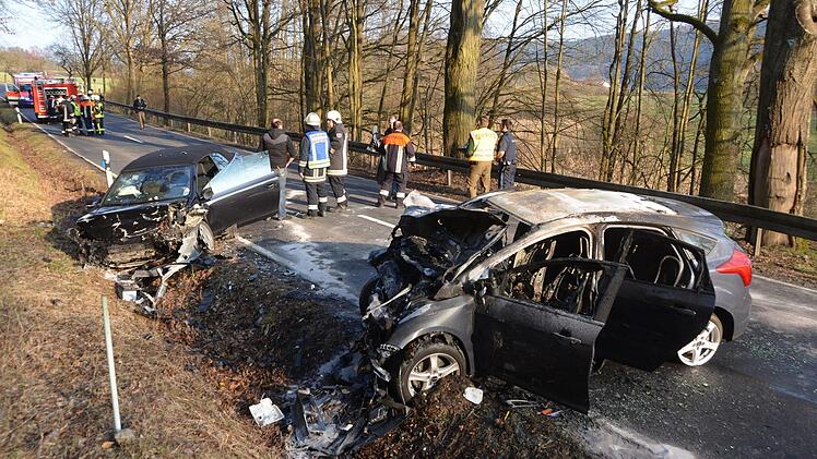 Beim Frontalzusammenstoß geriet der Ford (Vordergrund) in Brand. Foto: Peter Rauch