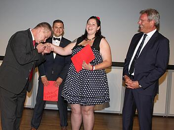 Heinrich-Wilhelm B&ouml;hme, Technikleiter der Firma Visko Teepak aus Hamburg verneigte sich vor Aranka Kopp und Manuel Siegle. Die beiden bekamen f&uuml;r ihre Forschungsarbeit &uuml;ber UVC-Oberfl&auml;chenentkeimung von Slicerware den mit 3000 Euro dotierten Preis der G&uuml;nter-Fries-Stiftung. Auch R&uuml;diger Hell von der Firma Visko Teepak begl&uuml;ckw&uuml;nschte die erfolgreichen Absolventen.Sonny Adam