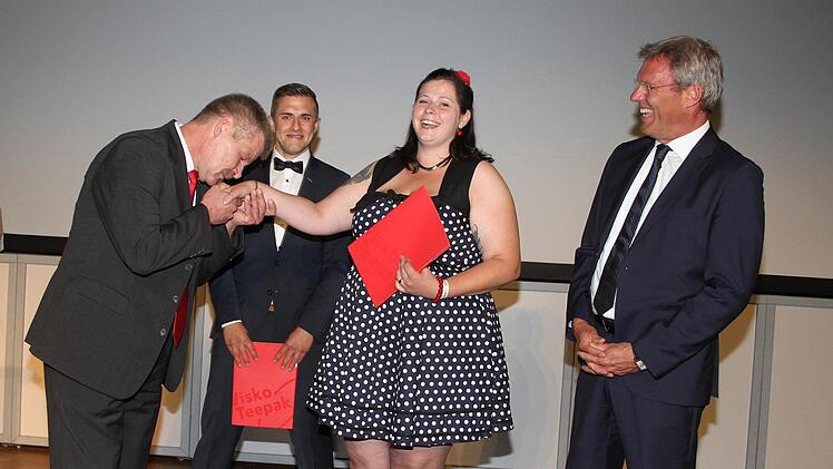 Heinrich-Wilhelm B&ouml;hme, Technikleiter der Firma Visko Teepak aus Hamburg verneigte sich vor Aranka Kopp und Manuel Siegle. Die beiden bekamen f&uuml;r ihre Forschungsarbeit &uuml;ber UVC-Oberfl&auml;chenentkeimung von Slicerware den mit 3000 Euro dotierten Preis der G&uuml;nter-Fries-Stiftung. Auch R&uuml;diger Hell von der Firma Visko Teepak begl&uuml;ckw&uuml;nschte die erfolgreichen Absolventen.Sonny Adam